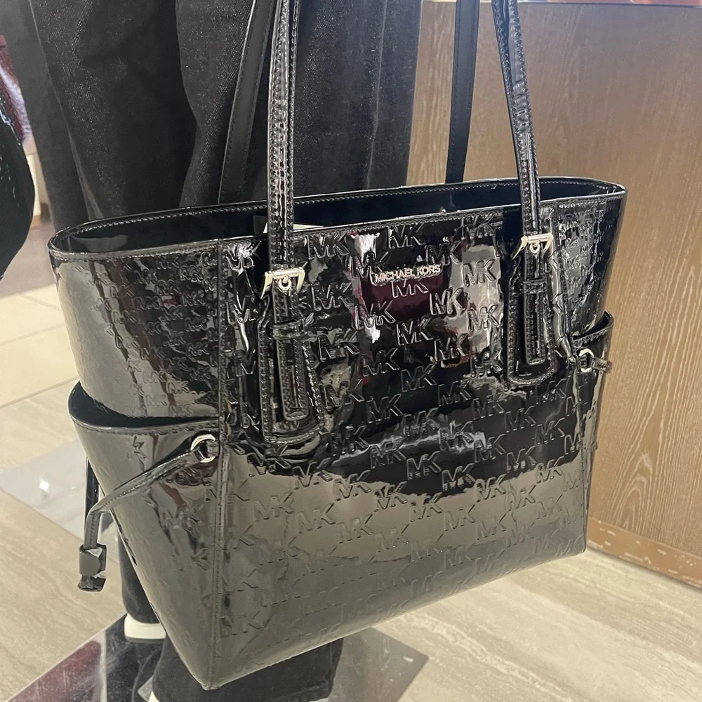 MICHAEL KORS Voyager Large Patent Logo Debossed EW Shoulder Tote Bag Black  NWT